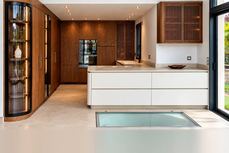 Cuisine sur mesure en noyer avec vitrine arrondie, AAEC Agencement