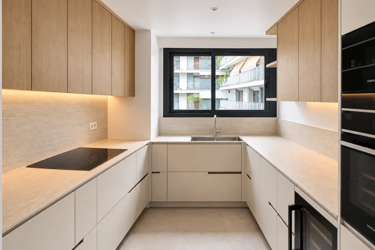 Cuisine en U sur mesure bois clair, AAEC Agencement